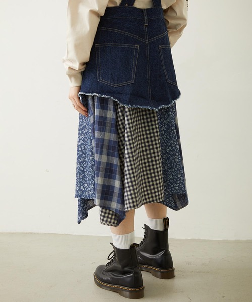 MILKFED.（ミルクフェド）の「PATCHWORK OVERALL SKIRT（ジャンパースカート・レディース・ライトインディゴブルー/ダークインディゴブルー/インディゴブルー・ONE SIZE）」の13枚目の写真