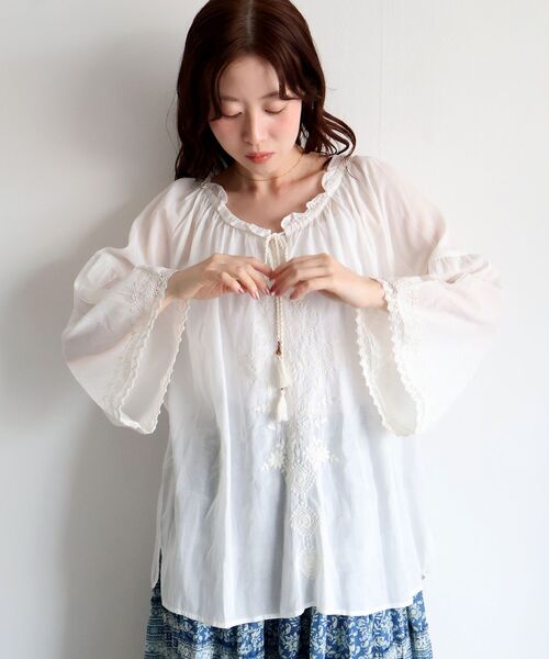 le.coeur blanc(ルクールブラン)の「Fanaka刺しゅうレースブラウス(シャツ/ブラウス・レディース・ホワイト/ブルー・38)」の5枚目の写真
