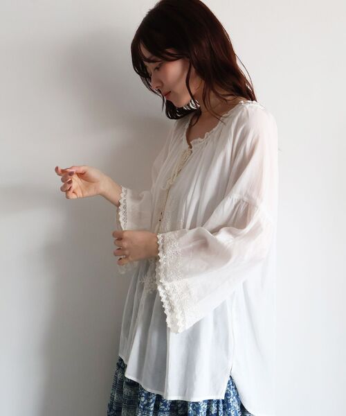 le.coeur blanc(ルクールブラン)の「Fanaka刺しゅうレースブラウス(シャツ/ブラウス・レディース・ホワイト/ブルー・38)」の6枚目の写真