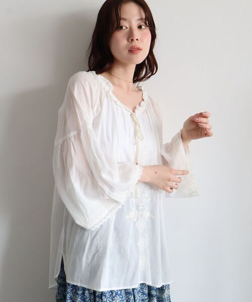 le.coeur blanc(ルクールブラン)の「Fanaka刺しゅうレースブラウス(シャツ/ブラウス・レディース・ホワイト/ブルー・38)」の9枚目の写真