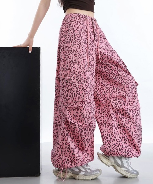 Riff(リフ)の「レオパード柄ワイドカーゴパンツ(カーゴパンツ・レディース・チャコールグレー/ホワイト/ピンク・S/M/L)」の6枚目の写真