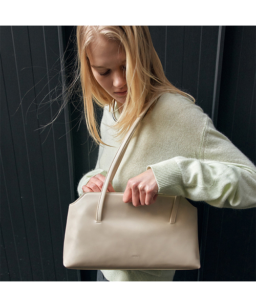 OVHEE（オヴェイ）の「ルアショルダーバッグ Rua Shoulder Bag（ショルダーバッグ・レディース・ブラック/ベージュ系・FREE）」の2枚目の写真