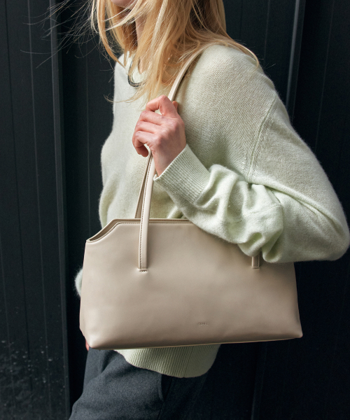 OVHEE（オヴェイ）の「ルアショルダーバッグ Rua Shoulder Bag（ショルダーバッグ・レディース・ブラック/ベージュ系・FREE）」の21枚目の写真