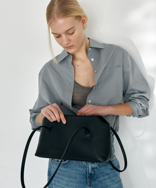 OVHEE（オヴェイ）の「ルアショルダーバッグ Rua Shoulder Bag（ショルダーバッグ・レディース・ブラック/ベージュ系・FREE）」の3枚目の写真