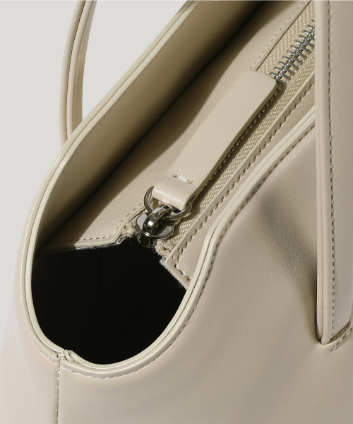 OVHEE（オヴェイ）の「ルアショルダーバッグ Rua Shoulder Bag（ショルダーバッグ・レディース・ブラック/ベージュ系・FREE）」の8枚目の写真