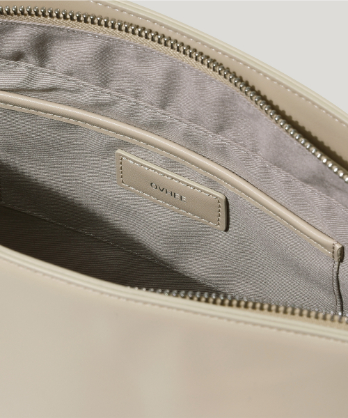 OVHEE（オヴェイ）の「ルアショルダーバッグ Rua Shoulder Bag（ショルダーバッグ・レディース・ブラック/ベージュ系・FREE）」の9枚目の写真