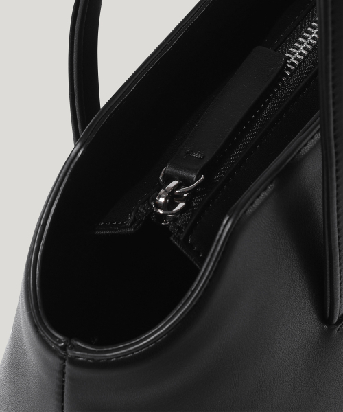 OVHEE（オヴェイ）の「ルアショルダーバッグ Rua Shoulder Bag（ショルダーバッグ・レディース・ブラック/ベージュ系・FREE）」の14枚目の写真