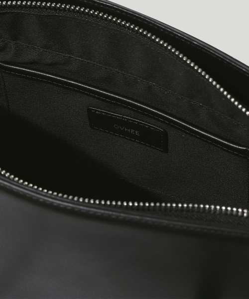 OVHEE（オヴェイ）の「ルアショルダーバッグ Rua Shoulder Bag（ショルダーバッグ・レディース・ブラック/ベージュ系・FREE）」の15枚目の写真
