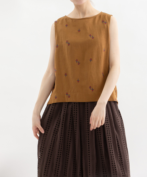 nop de nod(ノップドゥノッド)の「Pommeリネンレーヨン花刺繍ノースリーブ(シャツ/ブラウス・レディース・ブラック/キャメル/ダークブルー・M)」の3枚目の写真