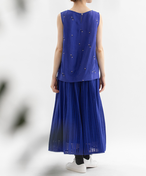 nop de nod(ノップドゥノッド)の「Pommeリネンレーヨン花刺繍ノースリーブ(シャツ/ブラウス・レディース・ブラック/キャメル/ダークブルー・M)」の14枚目の写真
