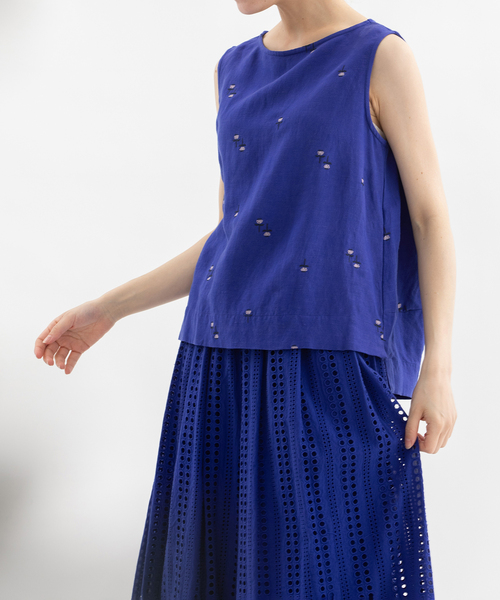 nop de nod(ノップドゥノッド)の「Pommeリネンレーヨン花刺繍ノースリーブ(シャツ/ブラウス・レディース・ブラック/キャメル/ダークブルー・M)」の15枚目の写真