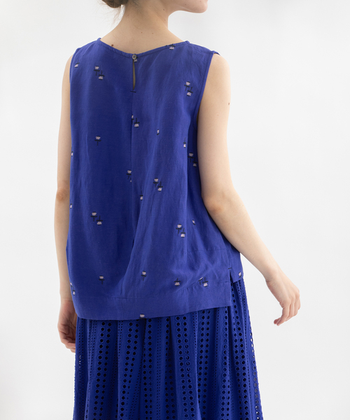 nop de nod(ノップドゥノッド)の「Pommeリネンレーヨン花刺繍ノースリーブ(シャツ/ブラウス・レディース・ブラック/キャメル/ダークブルー・M)」の16枚目の写真