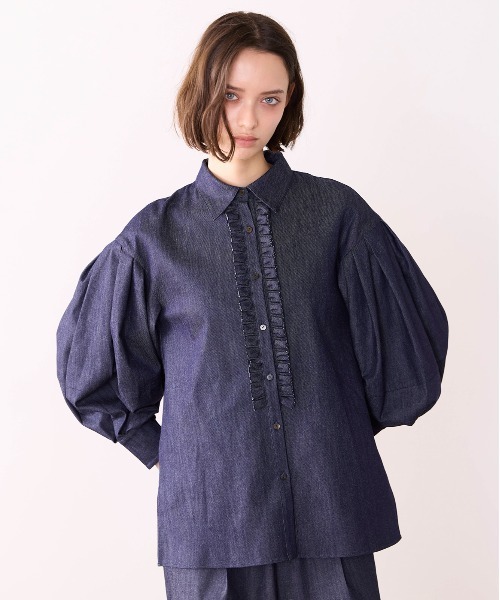 Marilyn Moon(マリリンムーン)の「denim tuck frill modern volume shirt(シャツ/ブラウス・レディース・ライトブルー/インディゴブルー・FREE)」の3枚目の写真