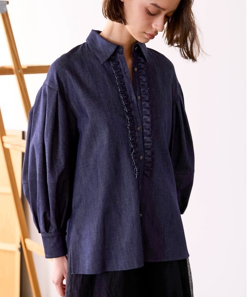 Marilyn Moon(マリリンムーン)の「denim tuck frill modern volume shirt(シャツ/ブラウス・レディース・ライトブルー/インディゴブルー・FREE)」の8枚目の写真