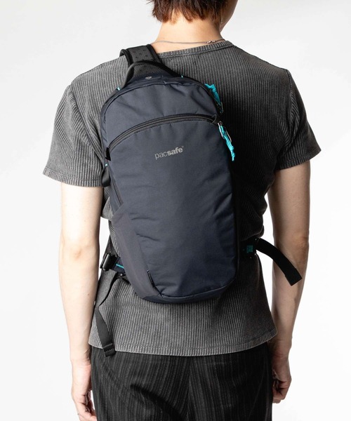 pacsafe（パックセーフ）の「【Pacsafe / パックセーフ】Pacsafe ECO 12L Sling Backpack / エコ スリング バックパック ワンショルダー 防犯機能 サステナブル（バックパック/リュック・メンズ・ブラック・FREE）」の2枚目の写真