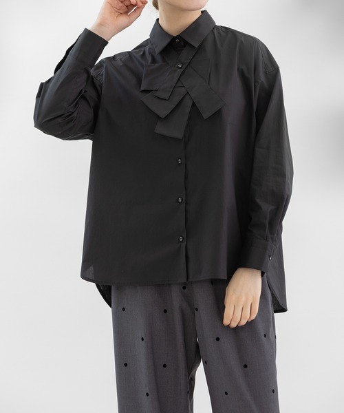 nop de nod(ノップドゥノッド)の「デザインボータイ付きシャツ(シャツ/ブラウス・レディース・ブルー/オフホワイト/ブラック・3)」の3枚目の写真