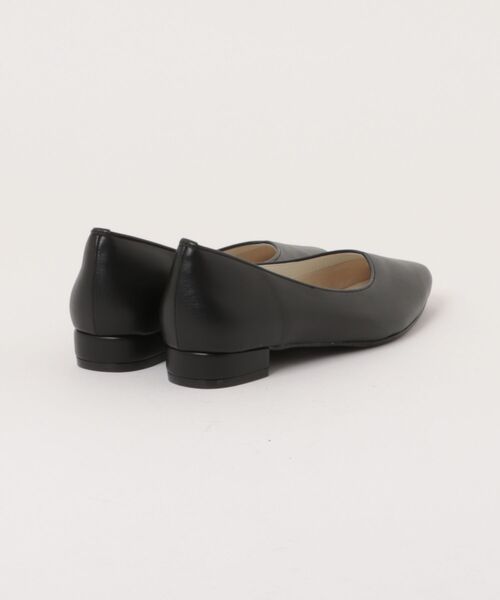 Parade（パレード）の「【SURARI de Beauty × Parade】スクエアトゥ Vカット ローヒールパンプス 3200（パンプス・レディース・ブラック・22.5cm/23.0cm/23.5cm/24.0cm/24.5cm）」の2枚目の写真