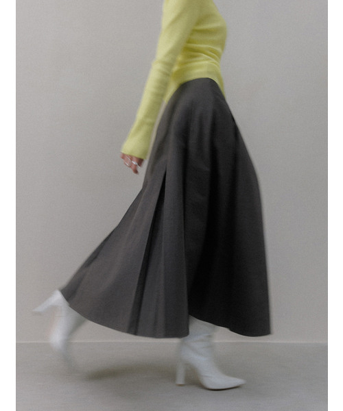 MEMUA(メムア)の「フロー プリーツスカート(ベージュ)(スカート・レディース・ベージュ/チャコール・MEDIUM/LARGE/SMALL)」の4枚目の写真