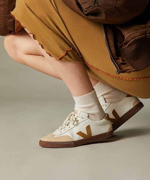VEJA（ヴェジャ）の「VEJA Volley レザースニーカー（スニーカー・レディース・ホワイト×ブラウン・43/28cm/37/23/38/24/39/25/40/25.5cm/41/26.5cm/42/27cm）」の2枚目の写真