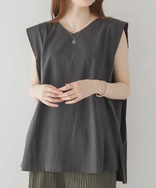 ElegChic(エレグシック)の「肩タックノースリーブ(タンクトップ・レディース・ブラック/オフホワイト/グレイッシュベージュ/チャコールグレー・XL/4L/M)」の4枚目の写真