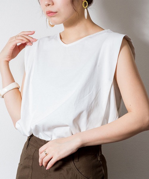 ElegChic(エレグシック)の「肩タックノースリーブ(タンクトップ・レディース・ブラック/オフホワイト/グレイッシュベージュ/チャコールグレー・XL/4L/M)」の18枚目の写真