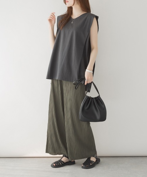 ElegChic(エレグシック)の「肩タックノースリーブ(タンクトップ・レディース・ブラック/オフホワイト/グレイッシュベージュ/チャコールグレー・XL/4L/M)」の21枚目の写真