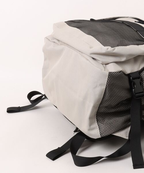 KiU(キウ)の「KiU/キウ EVERYDAY BACKPACK(バックパック/リュック・メンズ・サンドベージュ/ブラック・FREE)」の4枚目の写真
