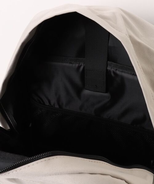 KiU(キウ)の「KiU/キウ EVERYDAY BACKPACK(バックパック/リュック・メンズ・サンドベージュ/ブラック・FREE)」の5枚目の写真