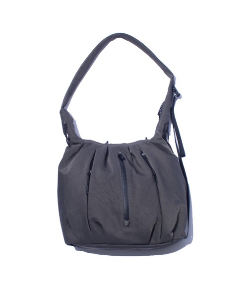 F/CE. （エフシーイー）の「F/CE. TEXTURED TWILL BALLOON POUCH / テクスチャードツイル バルーンポーチ（ショルダーバッグ・メンズ・ベージュ/チャコールグレー/ブラック・FREE）」の3枚目の写真