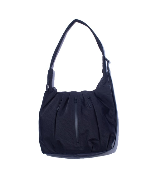 F/CE. （エフシーイー）の「F/CE. TEXTURED TWILL BALLOON POUCH / テクスチャードツイル バルーンポーチ（ショルダーバッグ・メンズ・ベージュ/チャコールグレー/ブラック・FREE）」の2枚目の写真