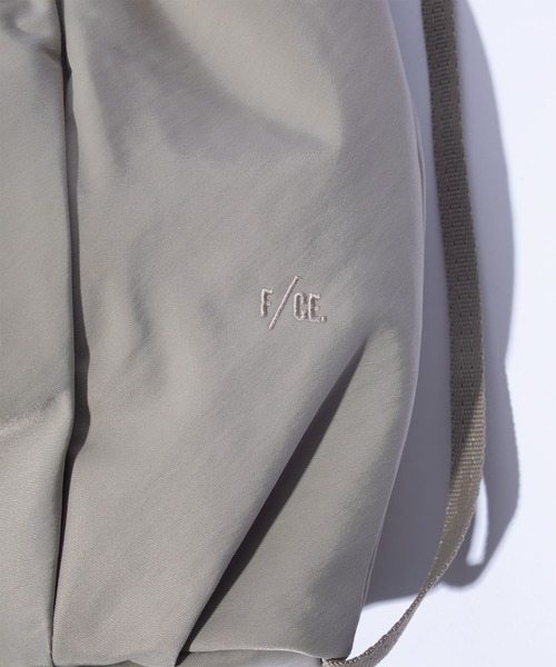 F/CE. （エフシーイー）の「F/CE. TEXTURED TWILL BALLOON POUCH / テクスチャードツイル バルーンポーチ（ショルダーバッグ・メンズ・ベージュ/チャコールグレー/ブラック・FREE）」の10枚目の写真