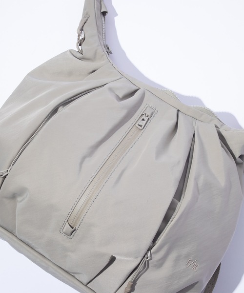 F/CE. （エフシーイー）の「F/CE. TEXTURED TWILL BALLOON POUCH / テクスチャードツイル バルーンポーチ（ショルダーバッグ・メンズ・ベージュ/チャコールグレー/ブラック・FREE）」の11枚目の写真