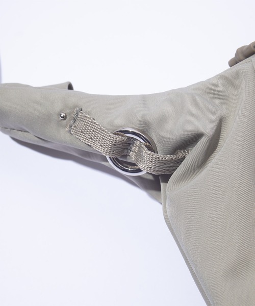 F/CE. （エフシーイー）の「F/CE. TEXTURED TWILL BALLOON POUCH / テクスチャードツイル バルーンポーチ（ショルダーバッグ・メンズ・ベージュ/チャコールグレー/ブラック・FREE）」の13枚目の写真