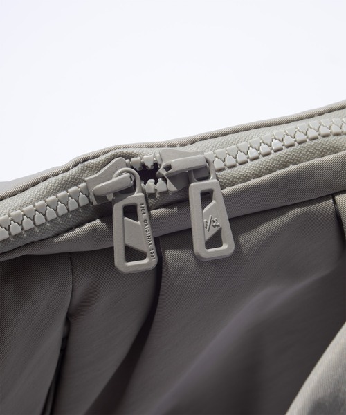 F/CE. （エフシーイー）の「F/CE. TEXTURED TWILL BALLOON POUCH / テクスチャードツイル バルーンポーチ（ショルダーバッグ・メンズ・ベージュ/チャコールグレー/ブラック・FREE）」の17枚目の写真