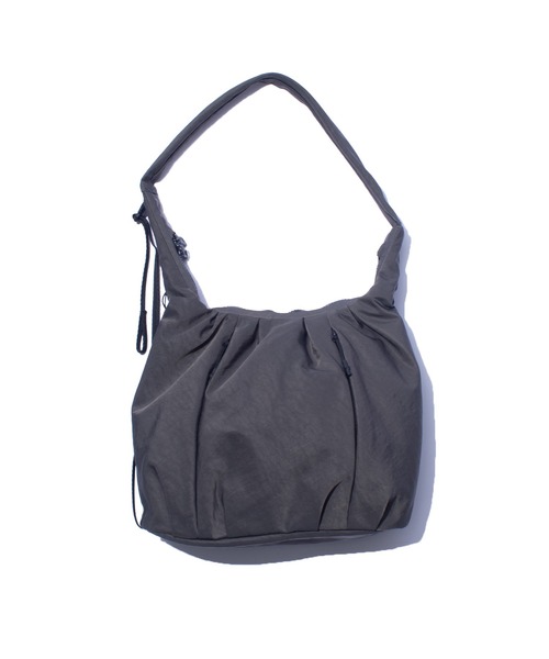 F/CE. （エフシーイー）の「F/CE. TEXTURED TWILL BALLOON POUCH / テクスチャードツイル バルーンポーチ（ショルダーバッグ・メンズ・ベージュ/チャコールグレー/ブラック・FREE）」の5枚目の写真