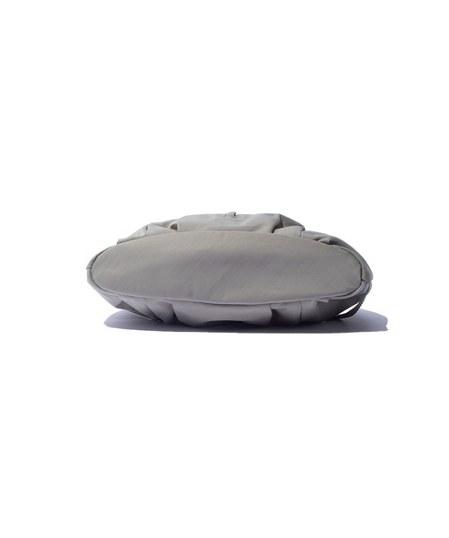 F/CE. （エフシーイー）の「F/CE. TEXTURED TWILL BALLOON POUCH / テクスチャードツイル バルーンポーチ（ショルダーバッグ・メンズ・ベージュ/チャコールグレー/ブラック・FREE）」の9枚目の写真