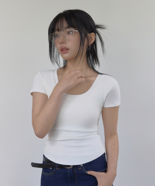 RITZYSEOUL（リッジソウル）の「[カップ内蔵] Uネック シグネチャーライン 半袖Tシャツ（Tシャツ/カットソー・レディース・ホワイト/ダークグレー/ブラック・LARGE/X-LARGE/SMALL/MEDIUM）」の4枚目の写真