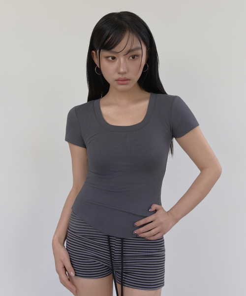 RITZYSEOUL（リッジソウル）の「[カップ内蔵] Uネック シグネチャーライン 半袖Tシャツ（Tシャツ/カットソー・レディース・ホワイト/ダークグレー/ブラック・LARGE/X-LARGE/SMALL/MEDIUM）」の6枚目の写真