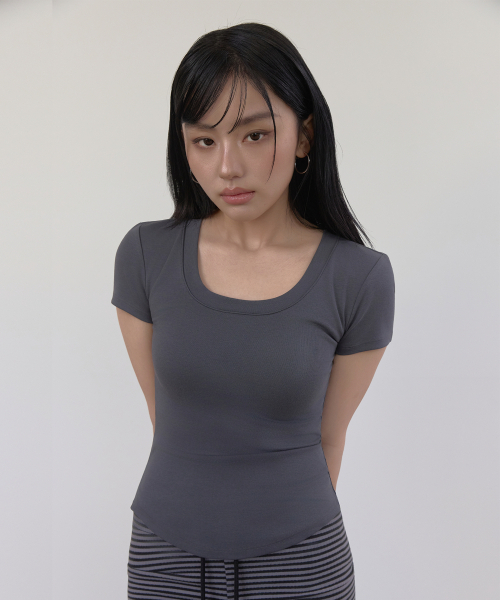 RITZYSEOUL（リッジソウル）の「[カップ内蔵] Uネック シグネチャーライン 半袖Tシャツ（Tシャツ/カットソー・レディース・ホワイト/ダークグレー/ブラック・LARGE/X-LARGE/SMALL/MEDIUM）」の8枚目の写真