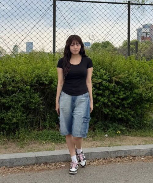 RITZYSEOUL（リッジソウル）の「[カップ内蔵] Uネック シグネチャーライン 半袖Tシャツ（Tシャツ/カットソー・レディース・ホワイト/ダークグレー/ブラック・LARGE/X-LARGE/SMALL/MEDIUM）」の16枚目の写真