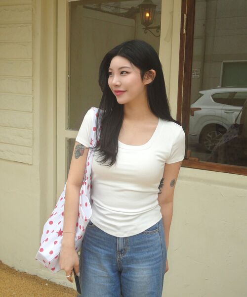 RITZYSEOUL（リッジソウル）の「[カップ内蔵] Uネック シグネチャーライン 半袖Tシャツ（Tシャツ/カットソー・レディース・ホワイト/ダークグレー/ブラック・LARGE/X-LARGE/SMALL/MEDIUM）」の18枚目の写真
