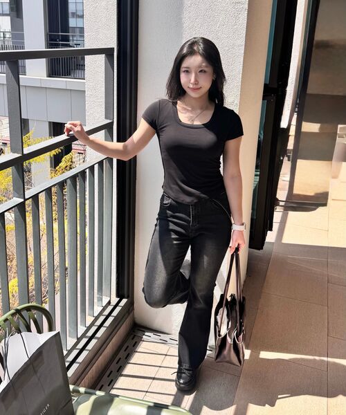 RITZYSEOUL（リッジソウル）の「[カップ内蔵] Uネック シグネチャーライン 半袖Tシャツ（Tシャツ/カットソー・レディース・ホワイト/ダークグレー/ブラック・LARGE/X-LARGE/SMALL/MEDIUM）」の19枚目の写真
