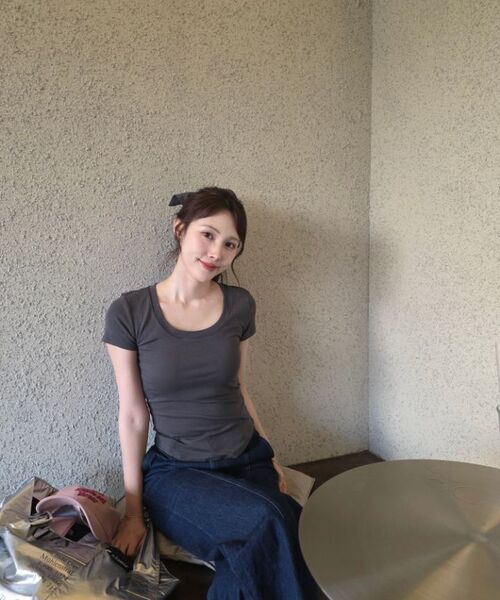 RITZYSEOUL（リッジソウル）の「[カップ内蔵] Uネック シグネチャーライン 半袖Tシャツ（Tシャツ/カットソー・レディース・ホワイト/ダークグレー/ブラック・LARGE/X-LARGE/SMALL/MEDIUM）」の21枚目の写真