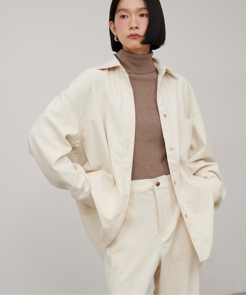 natural couture(ナチュラルクチュール)の「【LARUTA】コーディーニットオーバーサイズシャツ(シャツ/ブラウス・レディース・チャコールグレー/ベージュ/アイボリー・MEDIUM)」の2枚目の写真