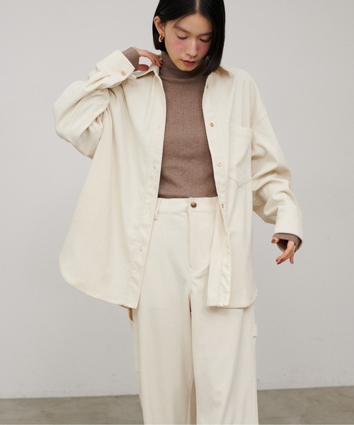 natural couture(ナチュラルクチュール)の「【LARUTA】コーディーニットオーバーサイズシャツ(シャツ/ブラウス・レディース・チャコールグレー/ベージュ/アイボリー・MEDIUM)」の4枚目の写真