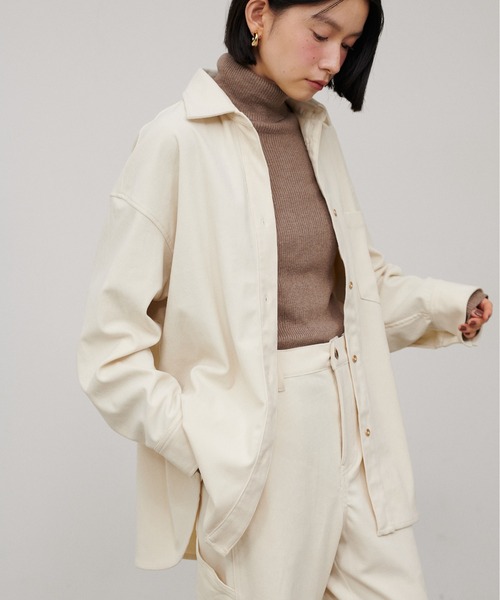 natural couture(ナチュラルクチュール)の「【LARUTA】コーディーニットオーバーサイズシャツ(シャツ/ブラウス・レディース・チャコールグレー/ベージュ/アイボリー・MEDIUM)」の5枚目の写真