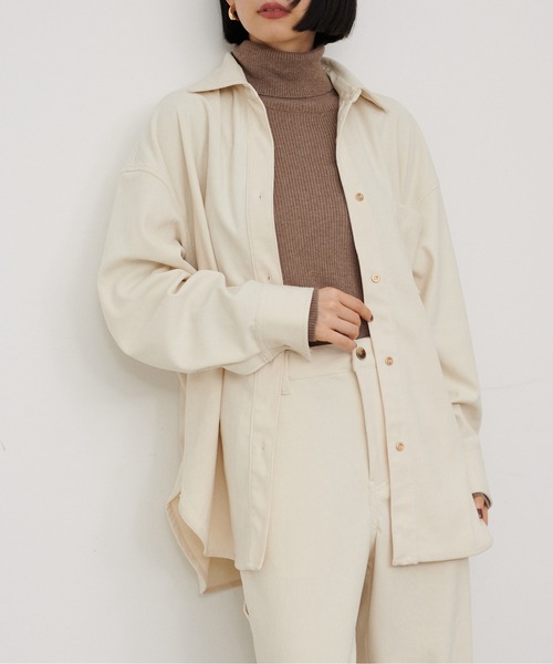 natural couture(ナチュラルクチュール)の「【LARUTA】コーディーニットオーバーサイズシャツ(シャツ/ブラウス・レディース・チャコールグレー/ベージュ/アイボリー・MEDIUM)」の6枚目の写真