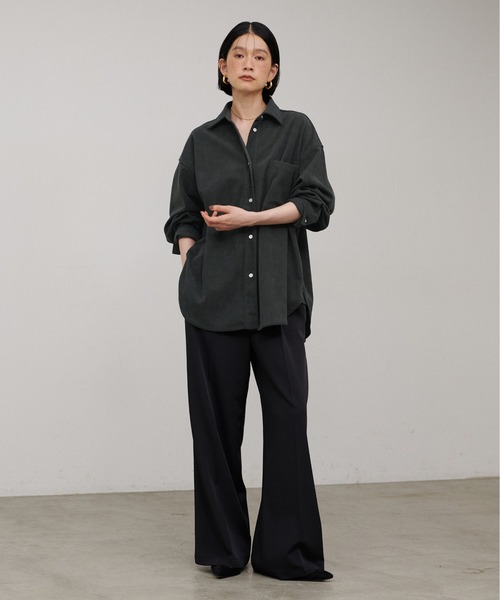 natural couture(ナチュラルクチュール)の「【LARUTA】コーディーニットオーバーサイズシャツ(シャツ/ブラウス・レディース・チャコールグレー/ベージュ/アイボリー・MEDIUM)」の17枚目の写真