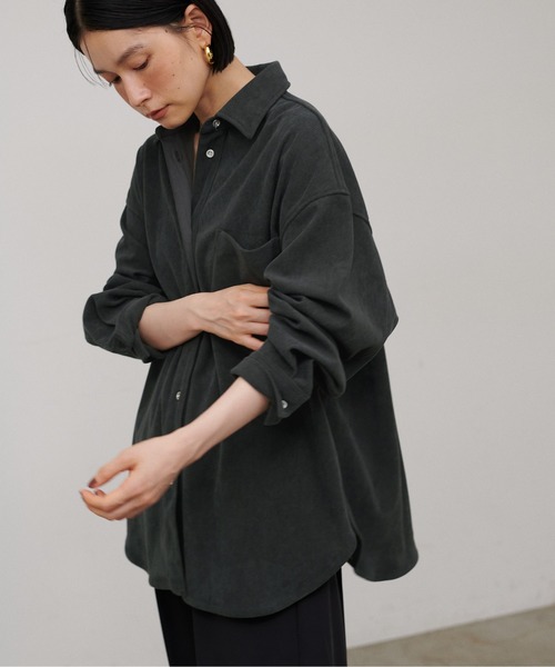 natural couture(ナチュラルクチュール)の「【LARUTA】コーディーニットオーバーサイズシャツ(シャツ/ブラウス・レディース・チャコールグレー/ベージュ/アイボリー・MEDIUM)」の15枚目の写真