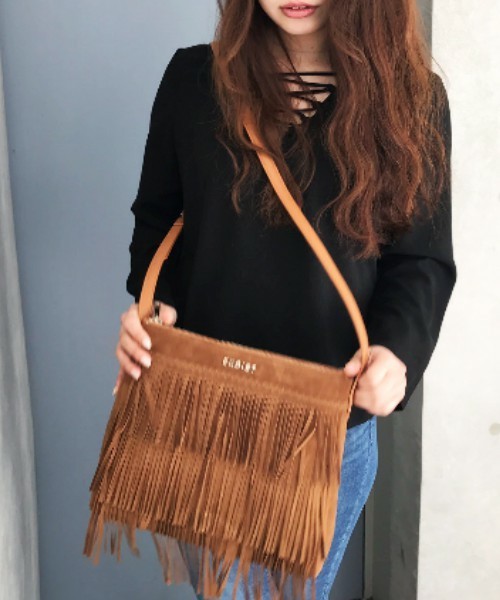 EGOIST(エゴイスト)の「フリンジショルダーバッグ(ショルダーバッグ・レディース・ブラック/キャメル・FREE)」の2枚目の写真